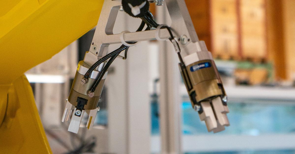 Enhancing Injection Molding Machine Efficiency with Robots