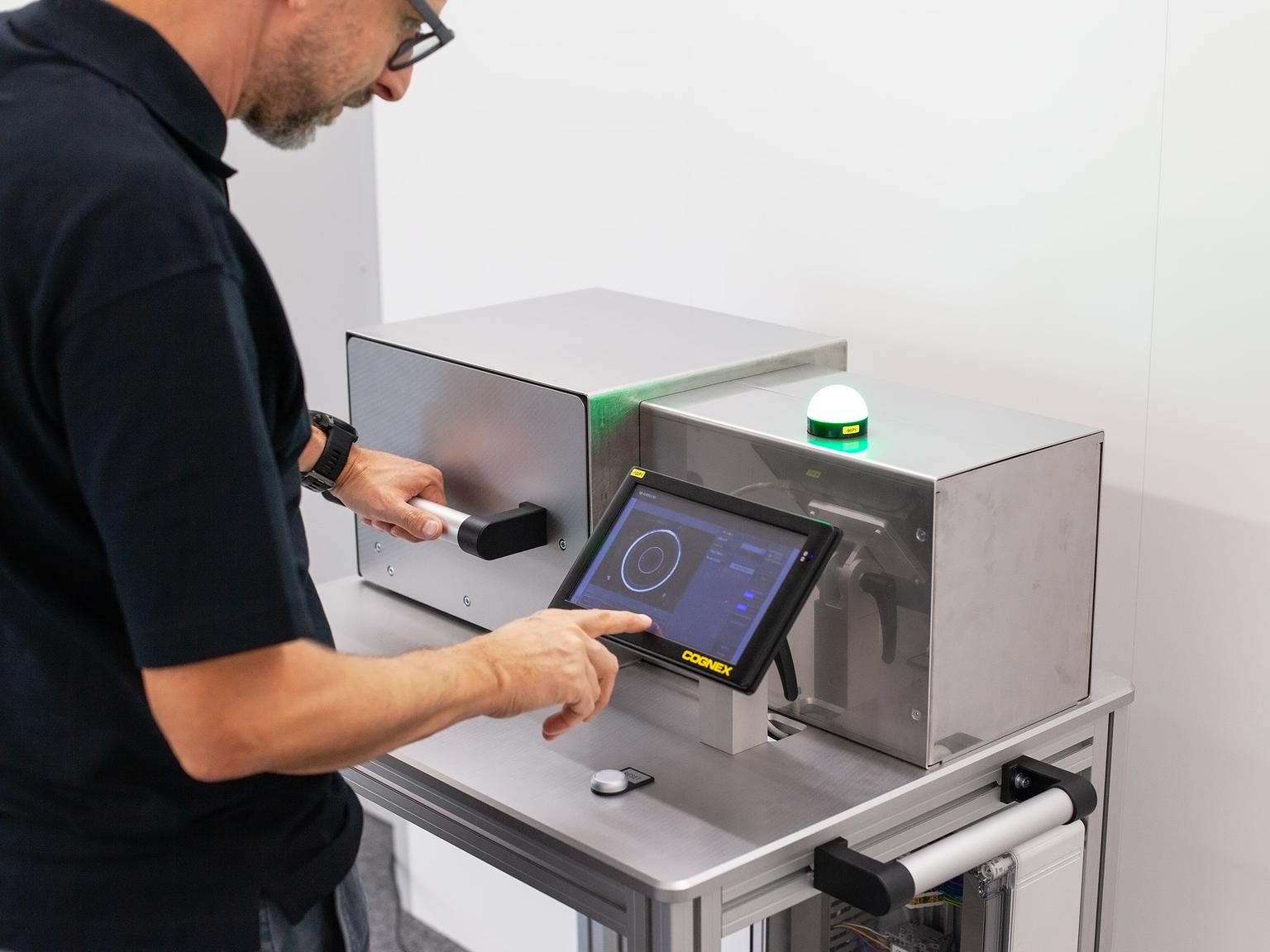 Bild von Sekundenschnelle Oberflächenprüfung mit Vision und KI