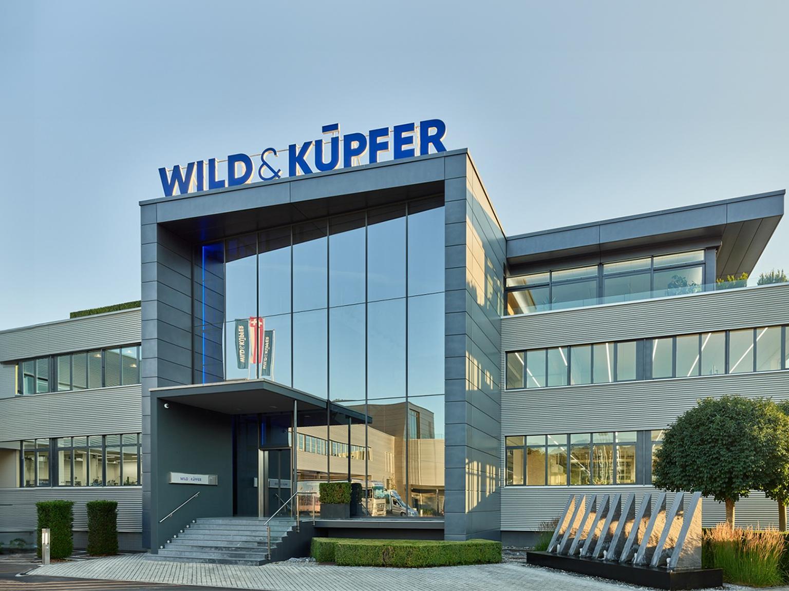 Bild von Baugruppen-Montage mit drei Robotern und Vision-Systemen