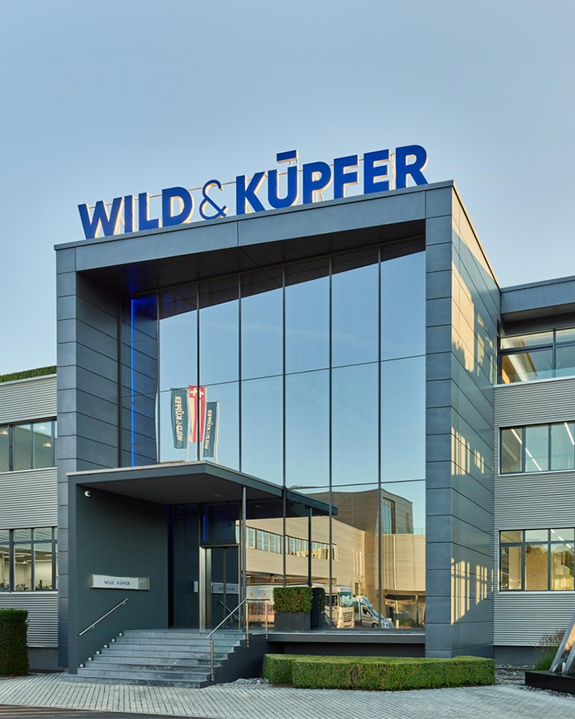 Bild von Baugruppen-Montage mit drei Robotern und Vision-Systemen