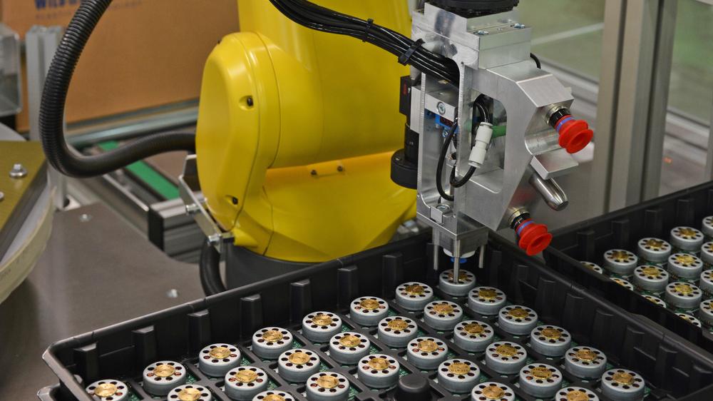 Assembly of Modules with Three Robots and Vision Systems